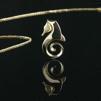 IMAGE: http://www.tabletopstudio.com/images/jewelryphotography/goldseahorse_200.jpg